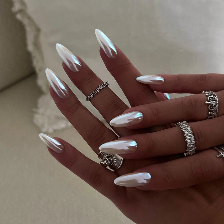 Kunstvolle Stiletto-Nägel mit Hochglanz-Effekt Karnz