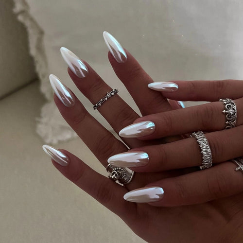 Kunstvolle Stiletto-Nägel mit Hochglanz-Effekt Karnz