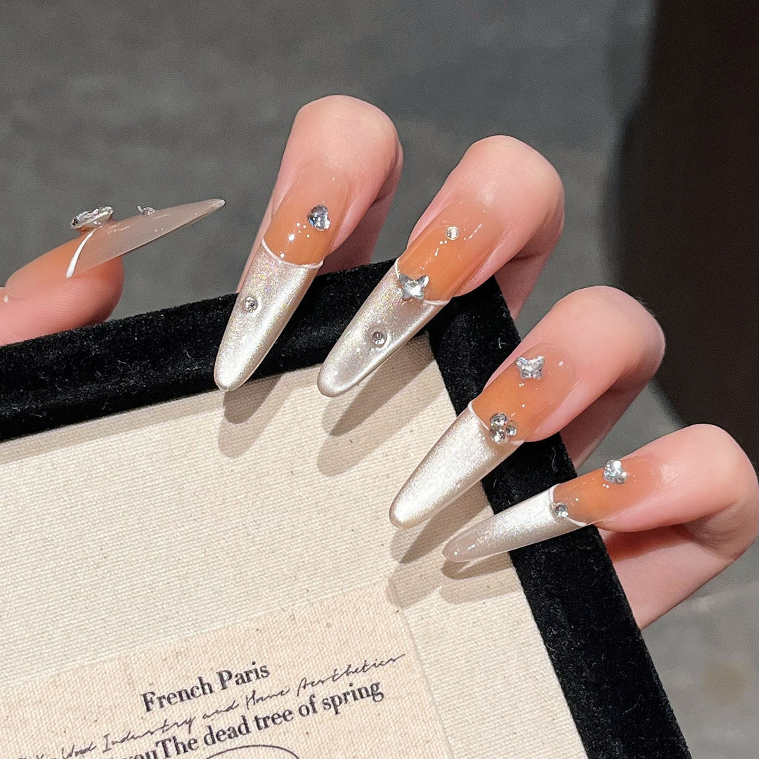 Elegante Press-On Nagelverlängerungen mit Juwelenakzenten Karnz