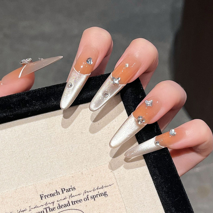 Elegante Press-On Nagelverlängerungen mit Juwelenakzenten Karnz
