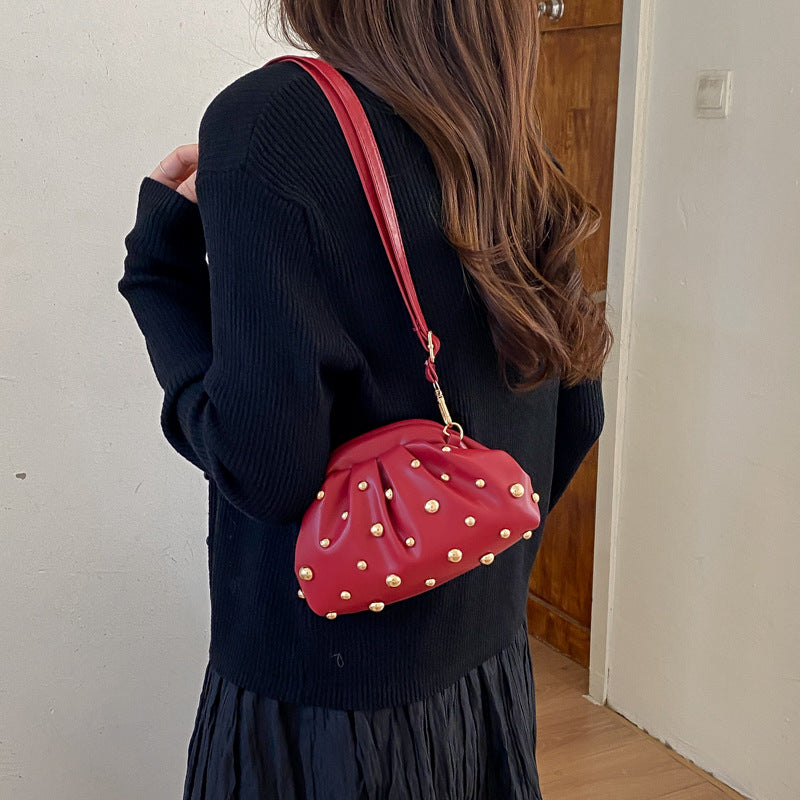 Dekorative Nieten-Clutch Tasche