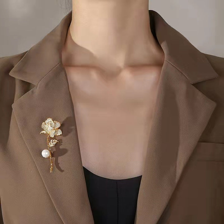 Elegante Brosche In Blumenform mit Strass und Perle Karnz