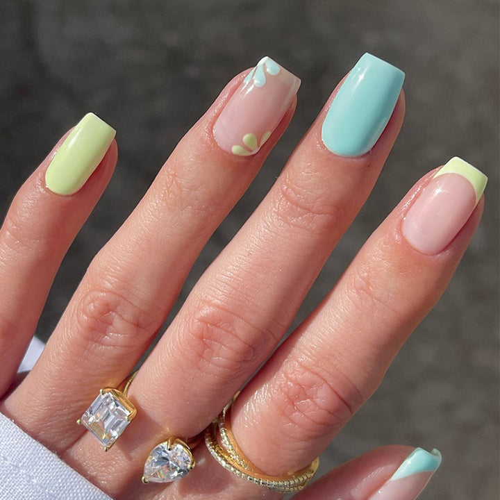 Kunstvolle Nagelverlängerungen im trendigen Floral-Design Karnz