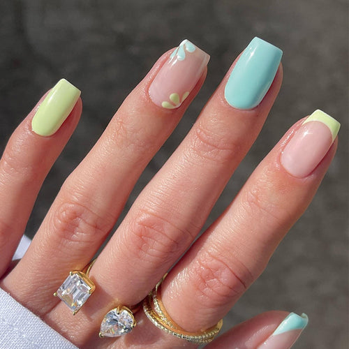 Kunstvolle Nagelverlängerungen im trendigen Floral-Design Karnz