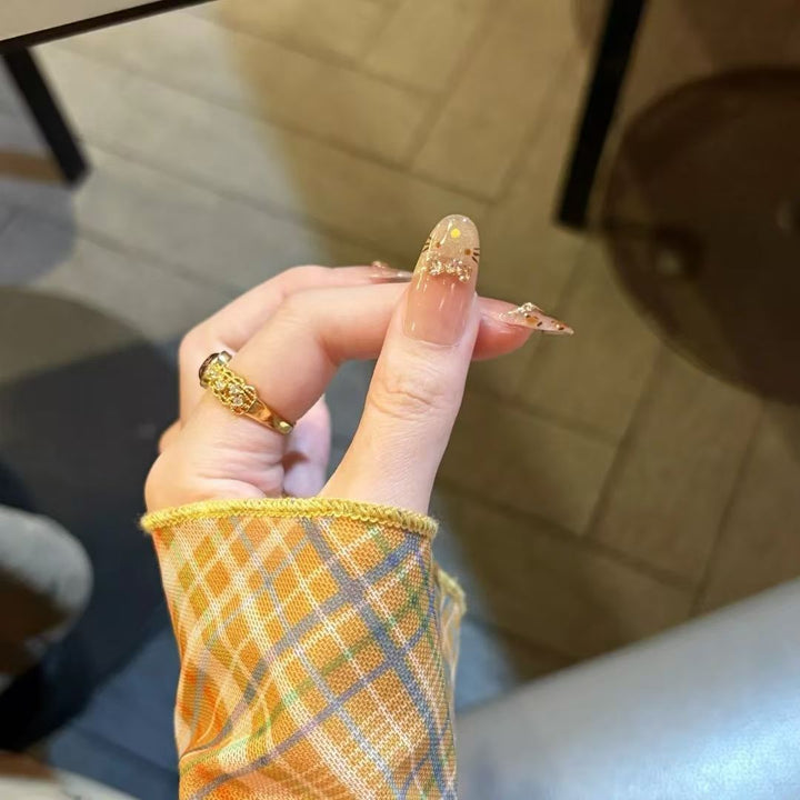 Glamouröse Nagelkunstverlängerungen mit Kristallakzenten