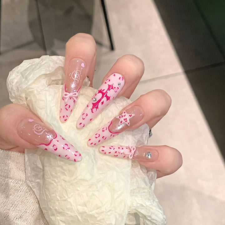 Künstlerisches Stiletto Press-On Nail Set mit Herz- und Schleifen-Design Karnz