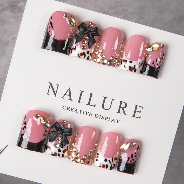 Dekorative Press-On Nagelkunst mit Edelsteindetails