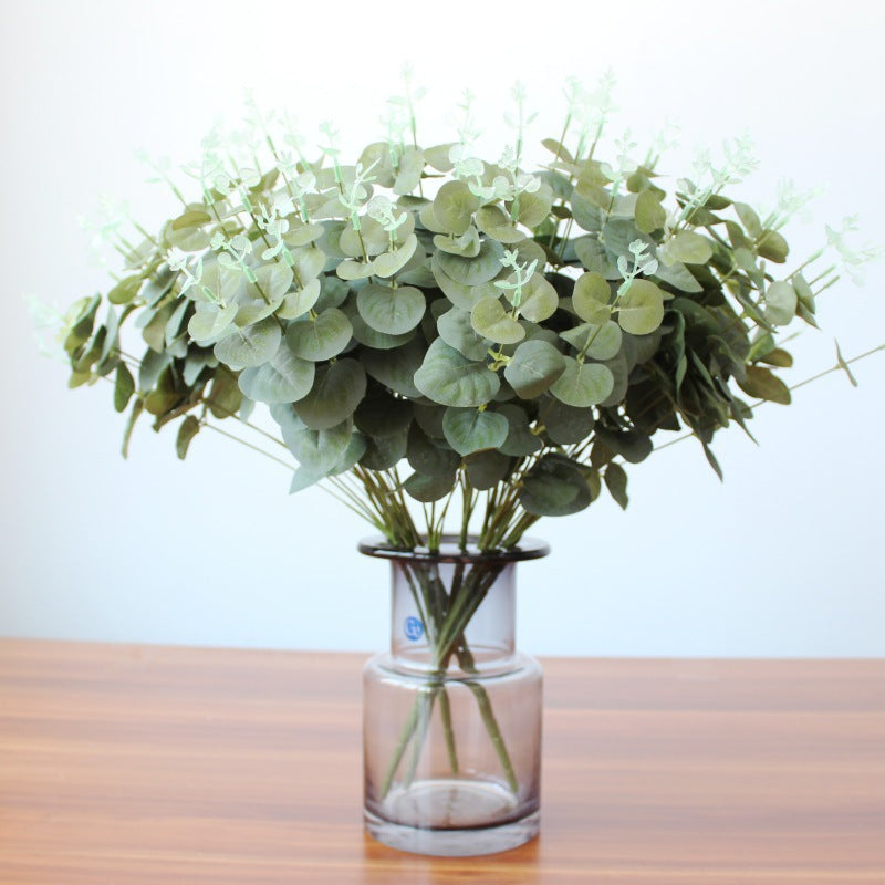 Dekorative Eukalyptus- und Blattarrangement
