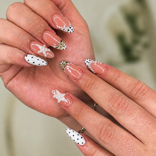 Kunstnagelset mit eleganten Perlen- und Punkten-Akzenten Karnz
