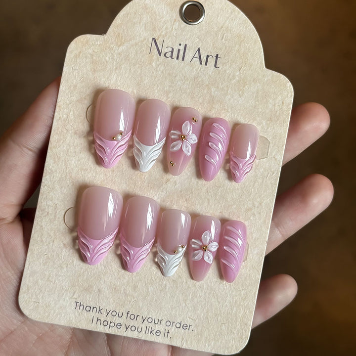 Floral Verziertes Press-On Nagelset Karnz