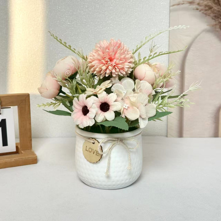 Florale Tischdekoration mit dekorativem Topf für Wohnkultur