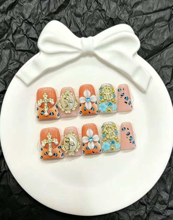 Dekoratives Nagelkunstset mit Blumen- und Schmuckverzierungen