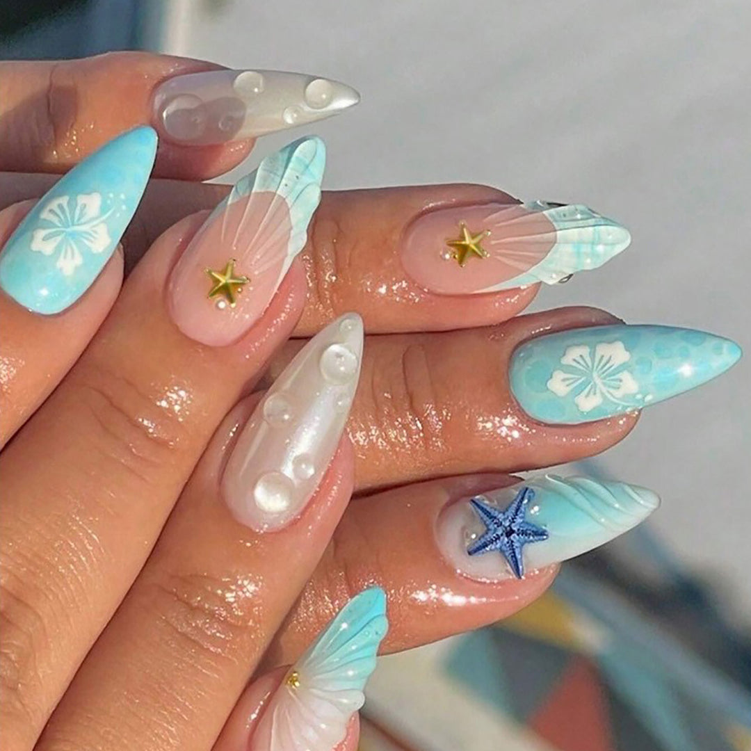 Kunstnagelset mit Meeresmotive und 3D-Akzenten Karnz