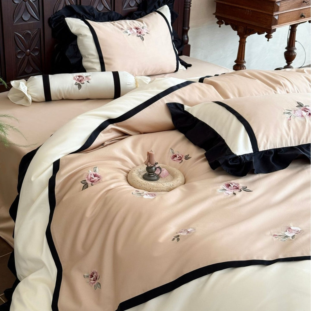 Luxuriöses Satin-Bettwäsche-Set mit gestickten Rosen und volancierter Rüsche