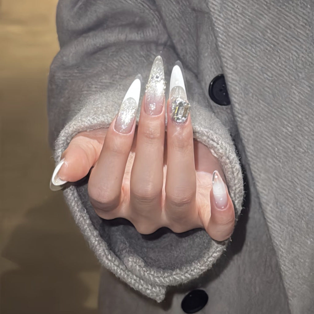 Premium French Tip Nagelverlängerungen mit Kristallakzenten