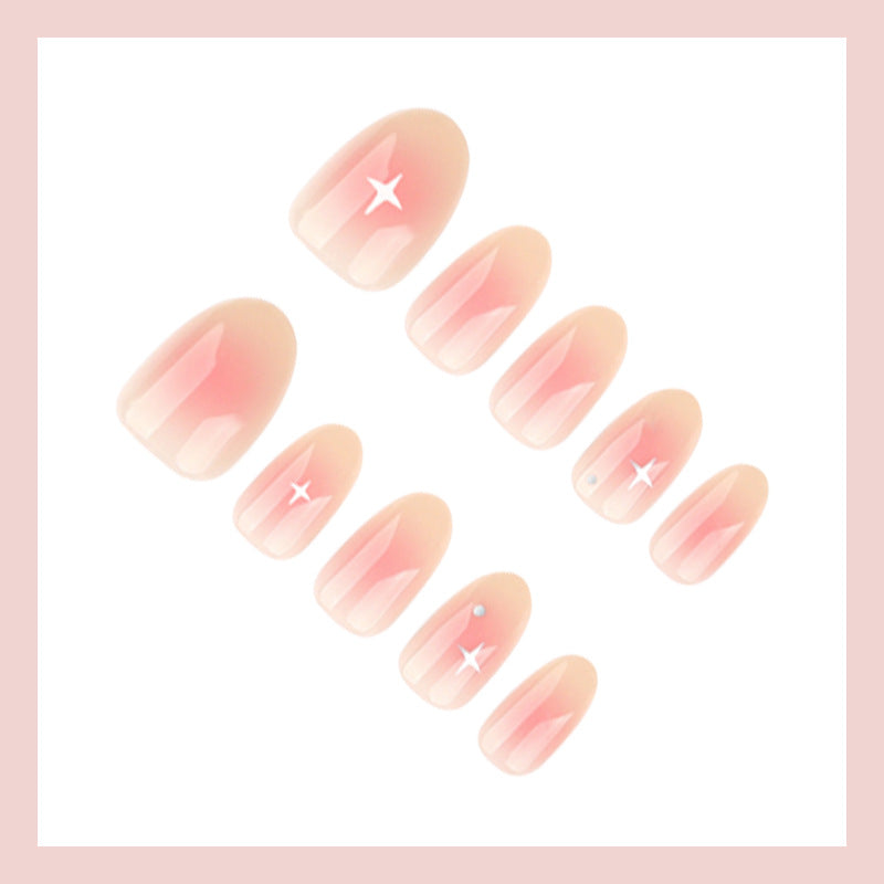 Kunstnagelset mit elegantem French-Akzent und Glitzerdetails Karnz