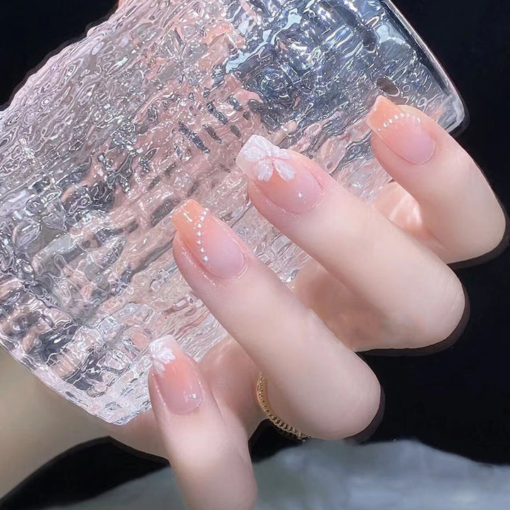 Kunstnagelset mit funkelnden Glitzer- und holografischen Akzenten Karnz