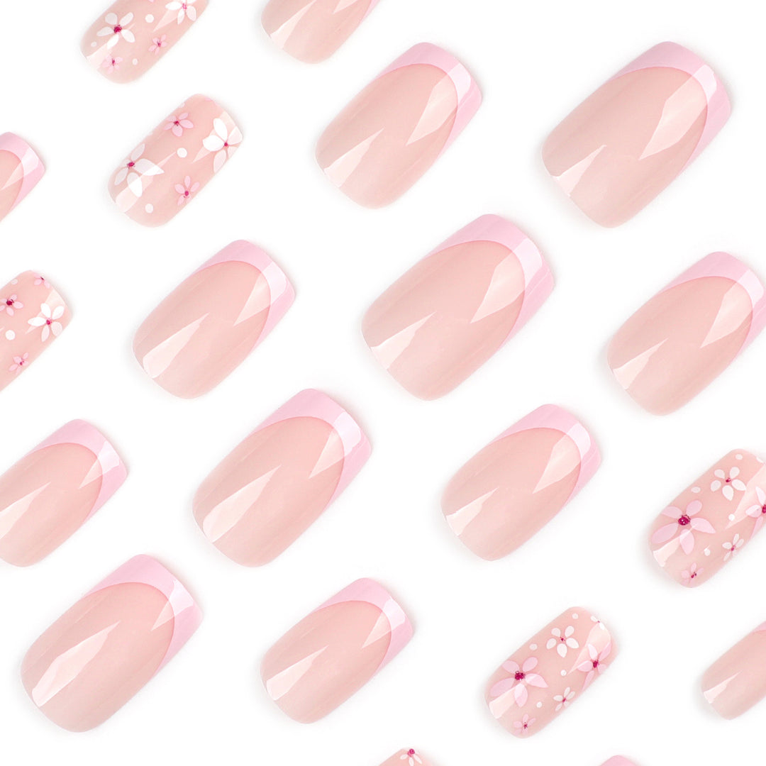 Kunstvolle Nagelverlängerungen mit Blumenmotiven Karnz