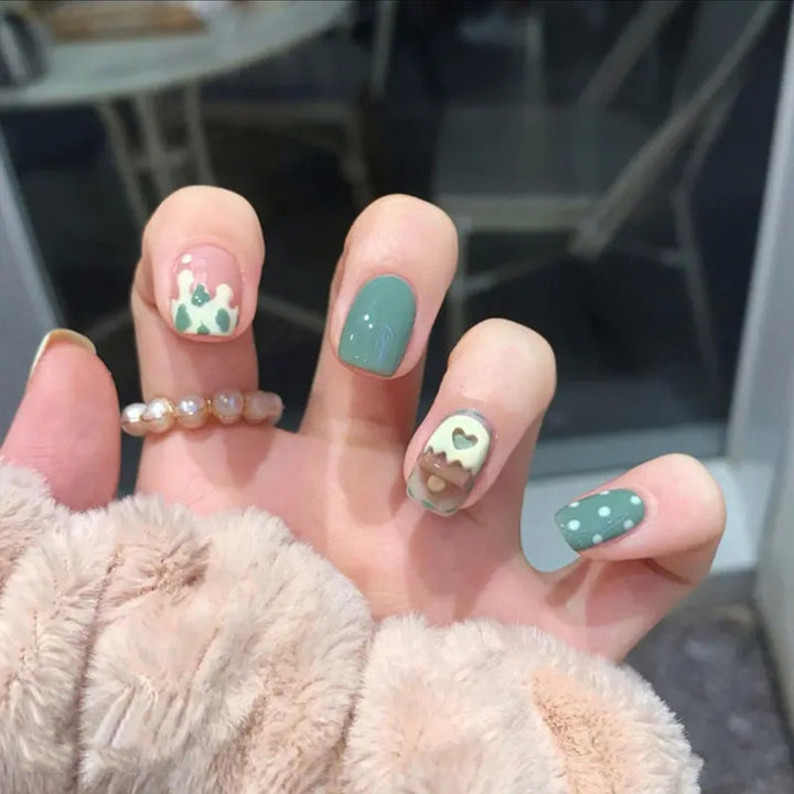Kunstnagelset mit detailreichem Design Karnz