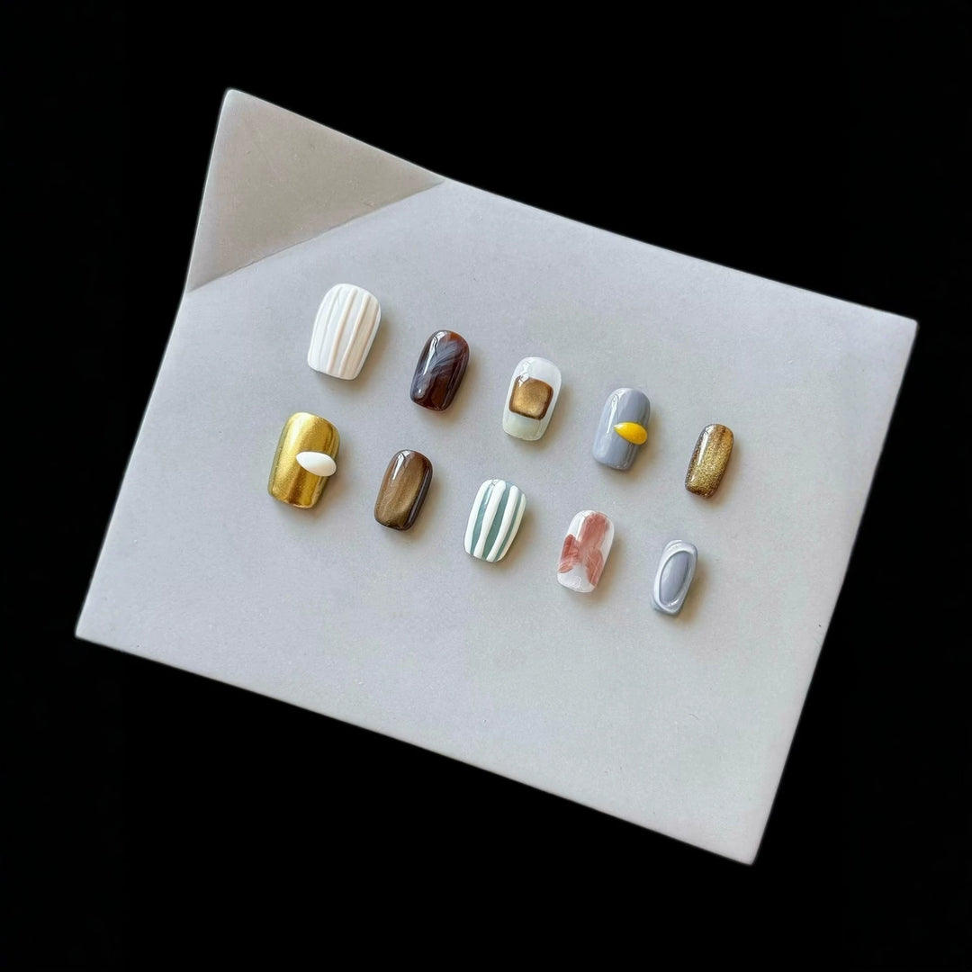 Künstlerisches Press-On-Nagelset mit Luxusmustern