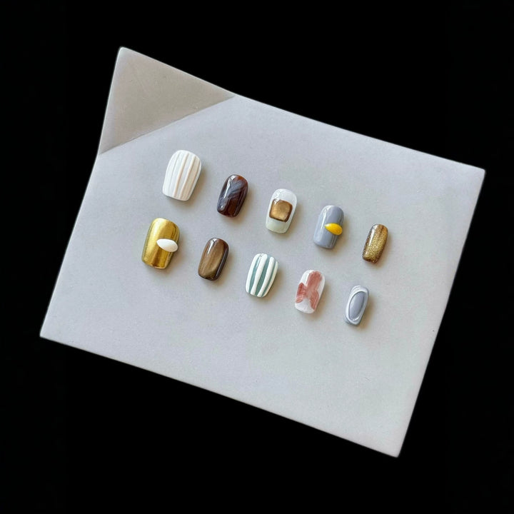 Künstlerisches Press-On-Nagelset mit Luxusmustern