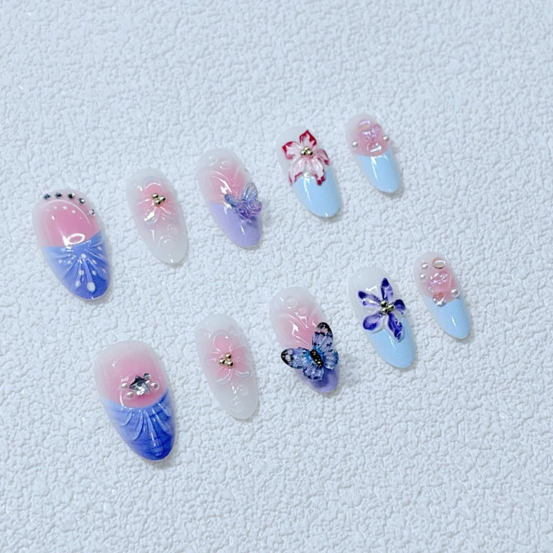 Kunstvolle Nagelkunst mit Blumendetails und Schmetterlingen Karnz