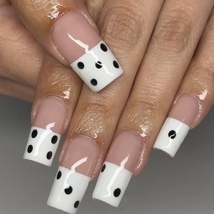 Dekorative Polka Dot French Tip Nagelverlängerungen Karnz