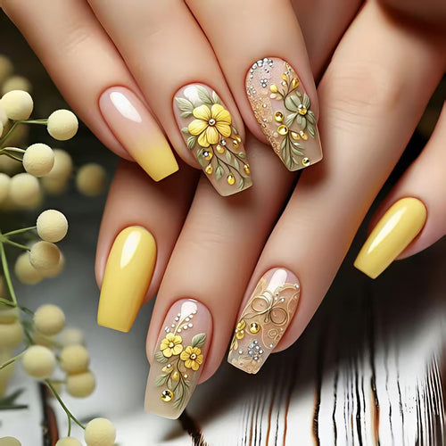 Kunstnägel mit Floralen Verzierungen und Glitzer Karnz