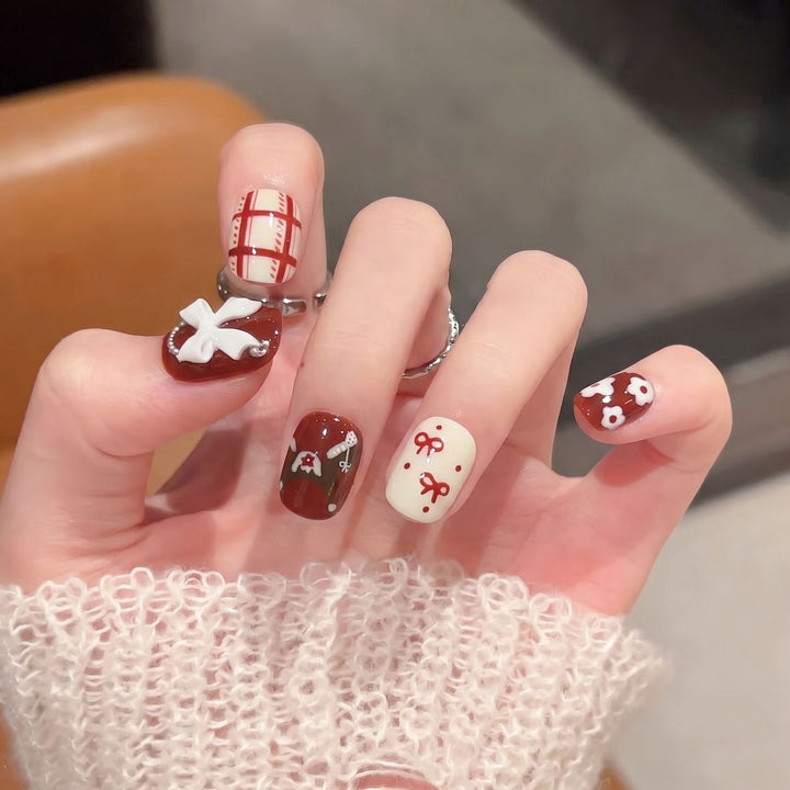Dekoratives Press-On Nagelkunst-Set mit einzigartigen Mustern Karnz