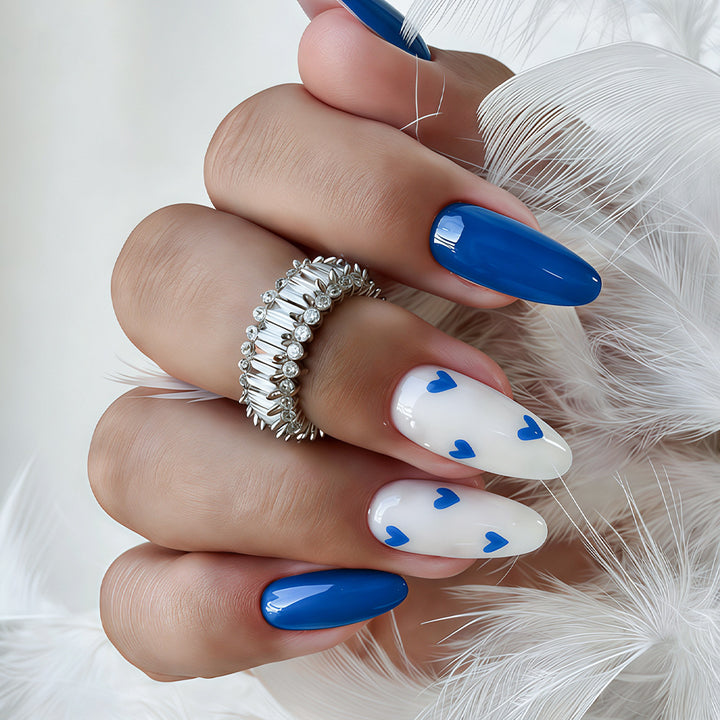 Stylische lange Stiletto-Nageldesign-Spitzen mit Herzakzenten Karnz