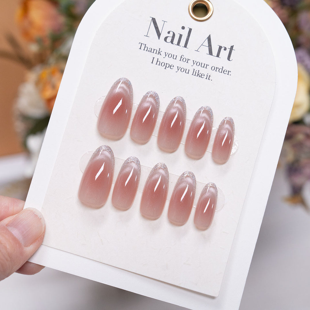 Elegantes Press-On-Nagelset mit natürlichem glänzendem Finish