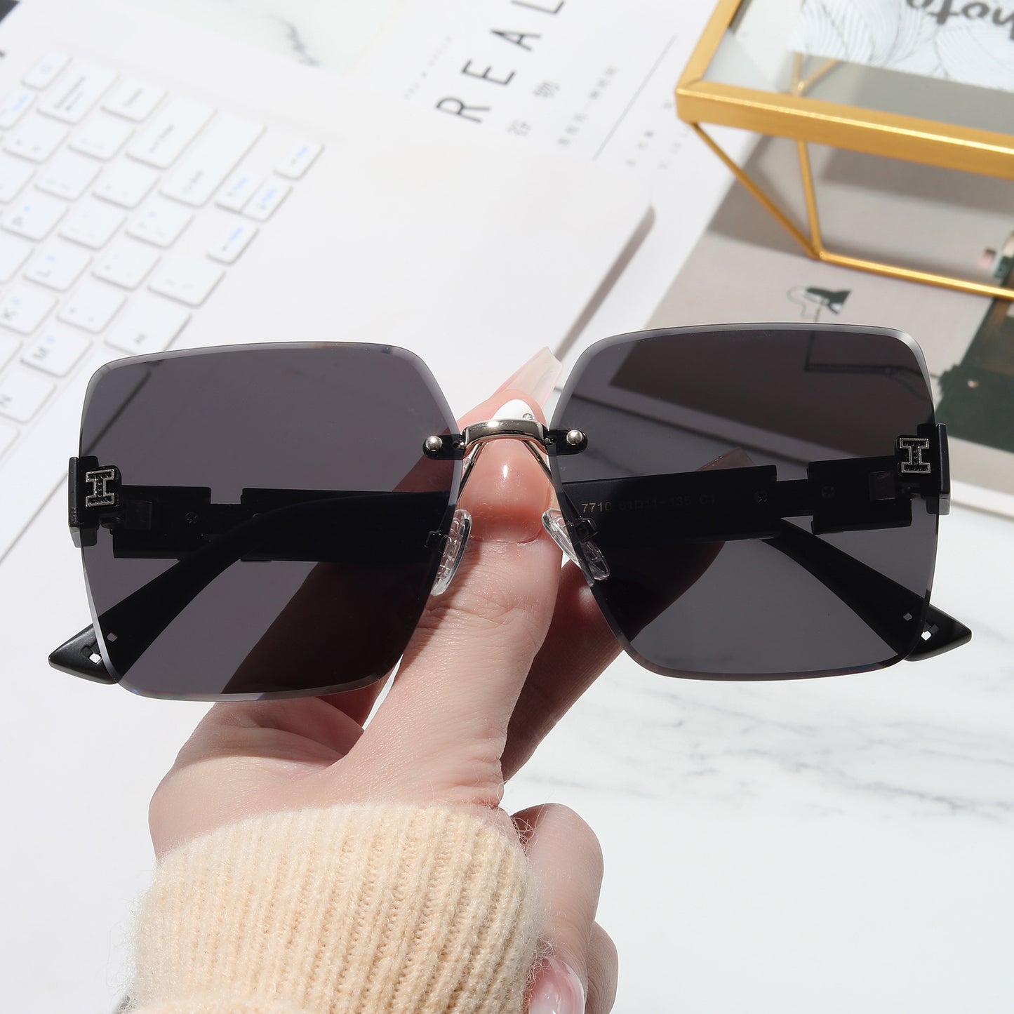 Damen oversized quadratische Sonnenbrille mit stilvollen Akzenten Karnz