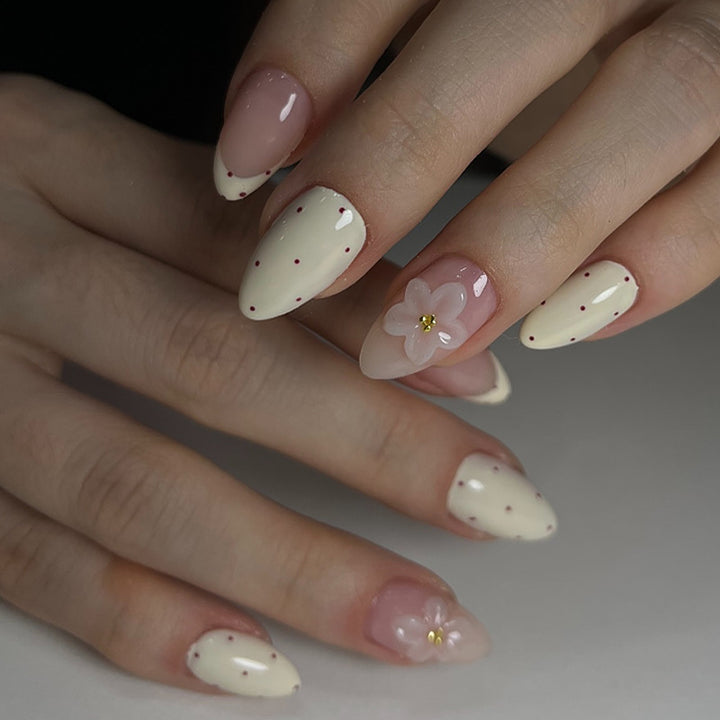 Elegantes Press-On Nail Set mit floralen und gepunkteten Designs Karnz