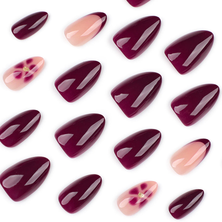 Glamouröse Nagelkunst mit Blumenakzenten Karnz