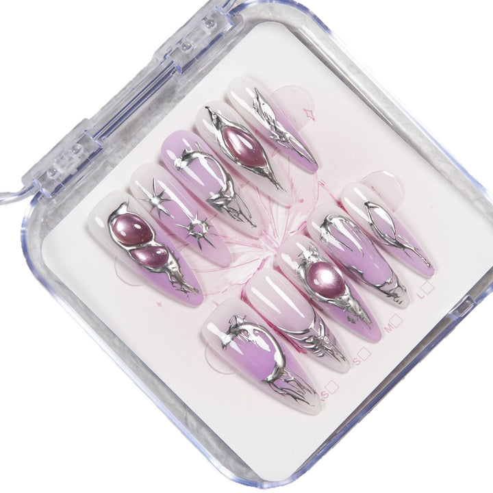 Kreatives Press-On Nagelset mit metallischen Akzenten