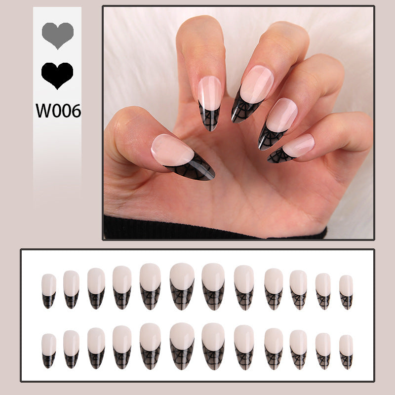 Kunstvolle Nagelspitzen mit elegantem Spinnennetz-Muster Karnz