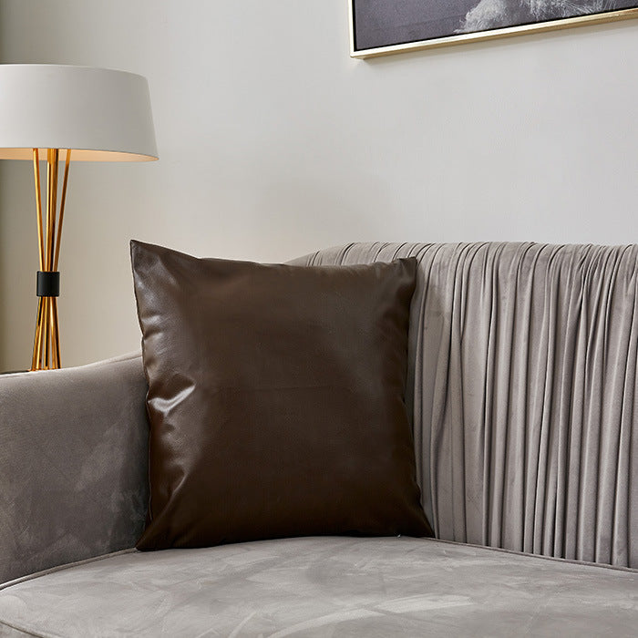 Quadratischer Premium-Kissenbezug aus veganem Nappaleder mit Soft‑Touch Oberfläche Karnz