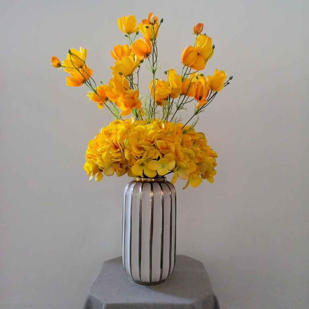 Lifelike Blumenarrangement