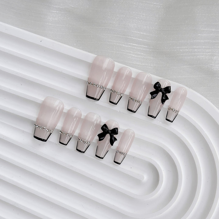 Elegantes Aufkleber-Nageldesign-Set mit schwarzem Bogen und Juwelenakzenten