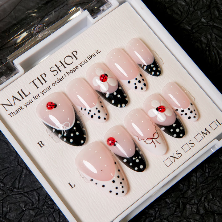 Künstlerische und dekorative Press-On-Nageltips