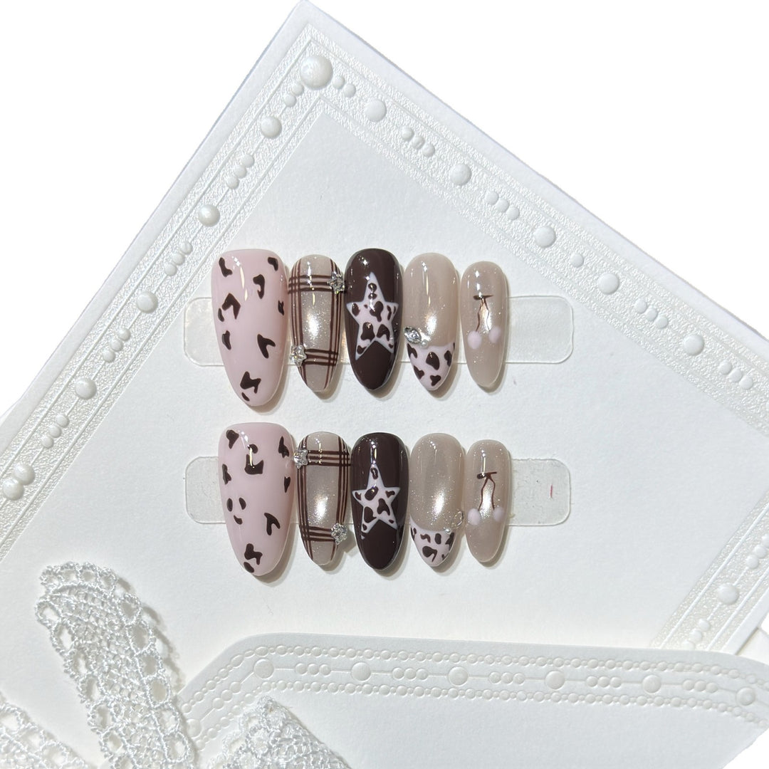 Künstlerisches Press-On Nagelkunstset mit einzigartigen Musterdesigns Karnz