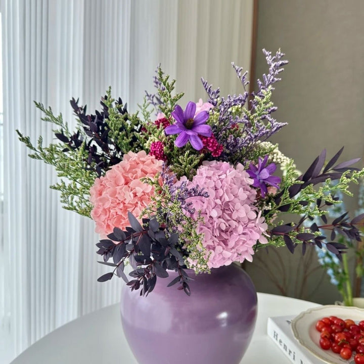 Lebhaftes Blumenarrangement