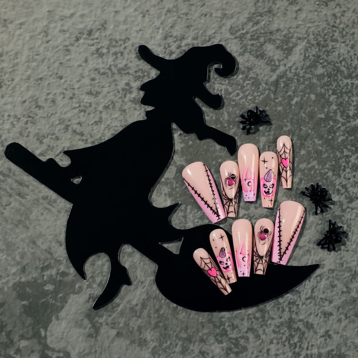 Kreative Nagelkunst mit Spinnennetz und Halloween-Motiv Karnz