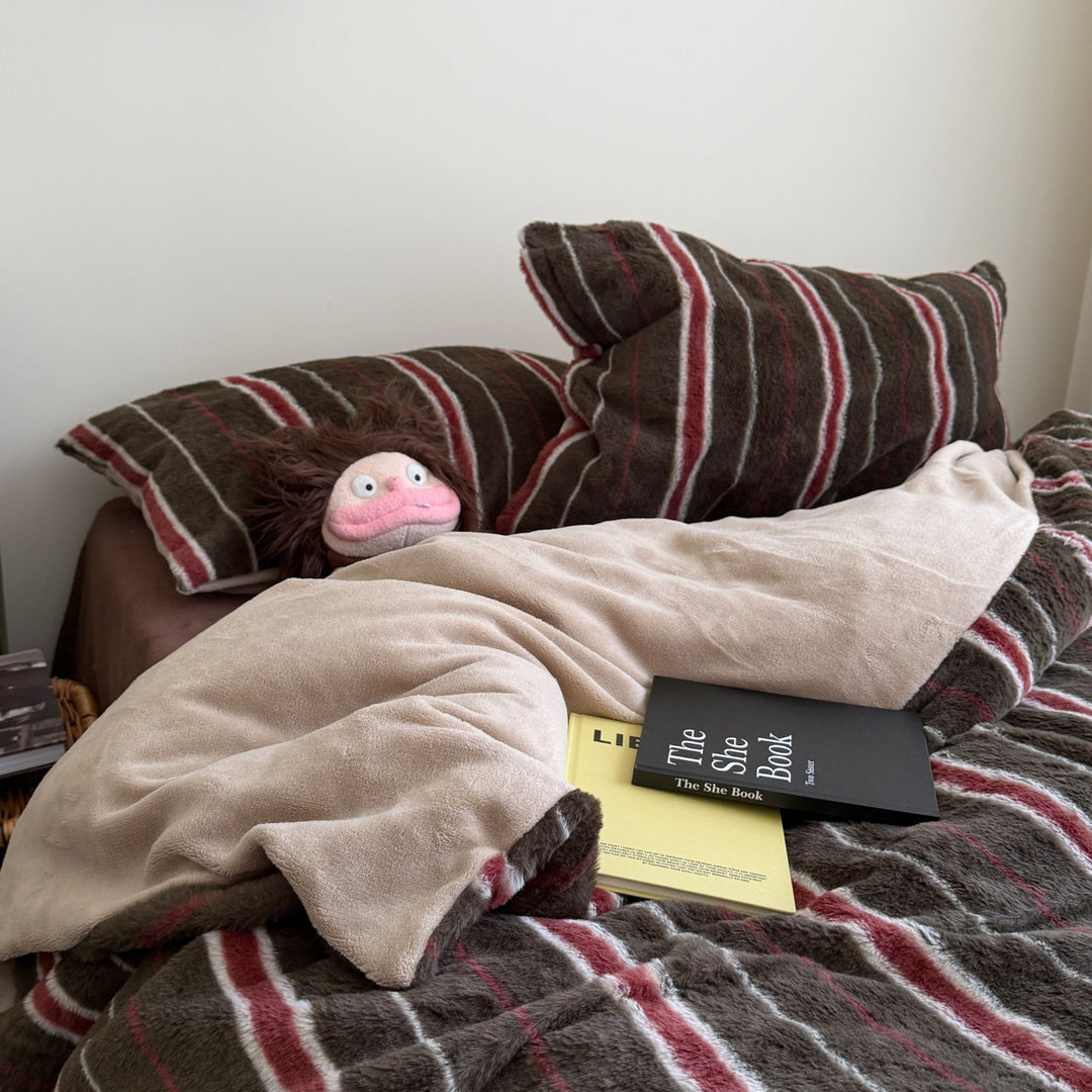 Gemütliche gestreifte Wurfdecke