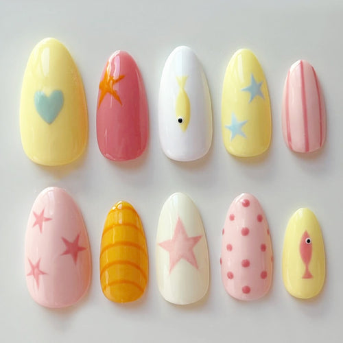 Kreatives Nagelset mit bunten Designs und maritimen Motiven Karnz