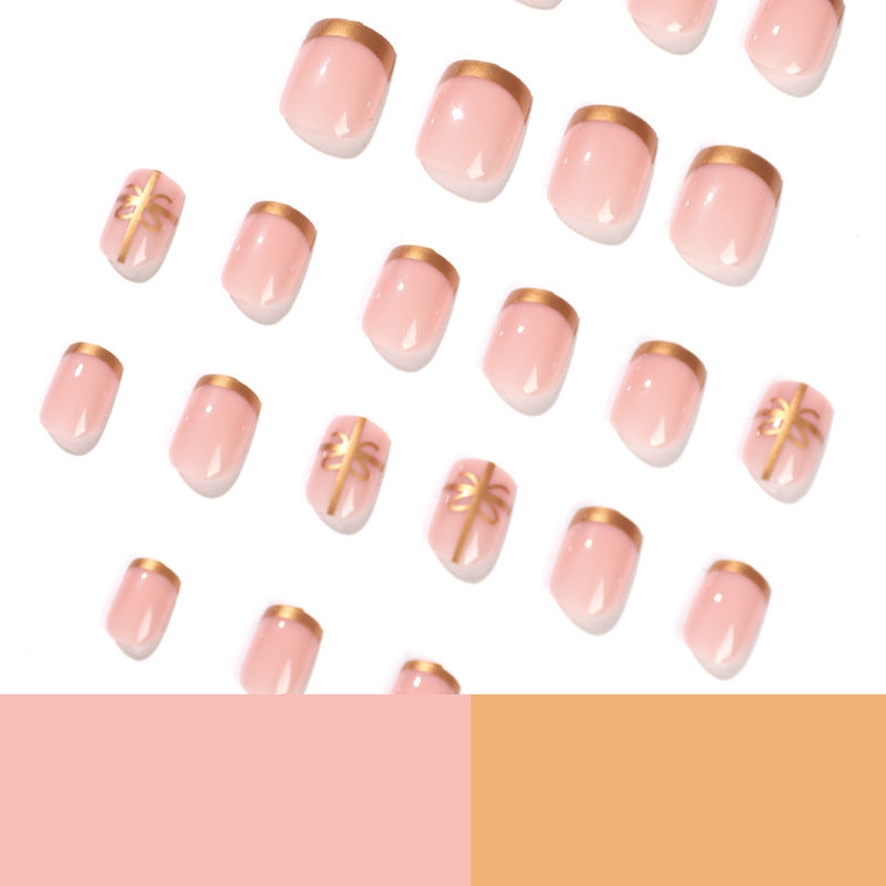 Elegante Nageldesign mit Goldakzenten Karnz