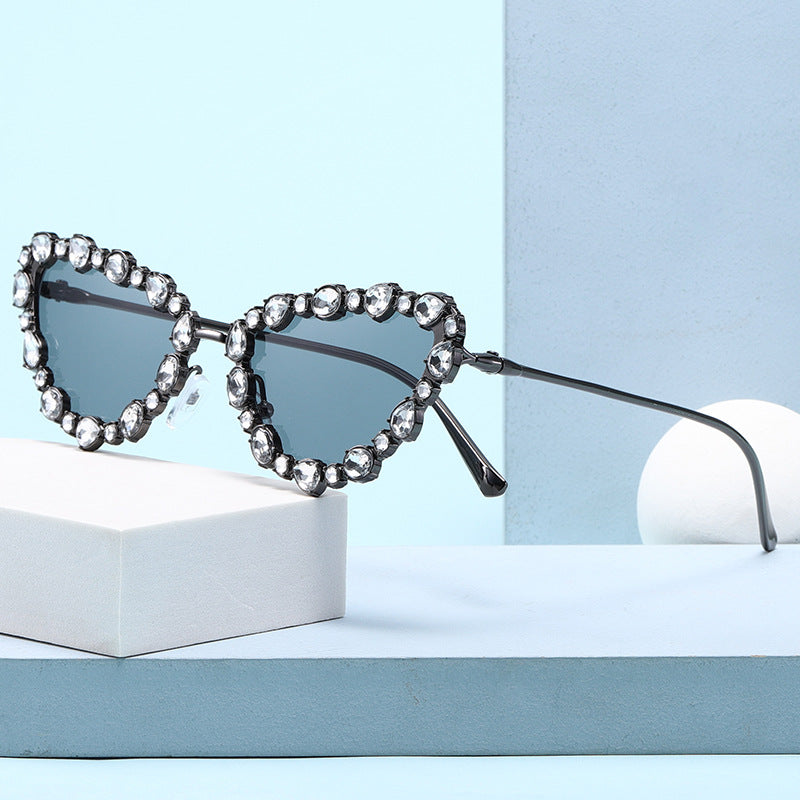 Damen Herzförmige Designer-Sonnenbrille mit glamourösem Kristallrahmen Karnz