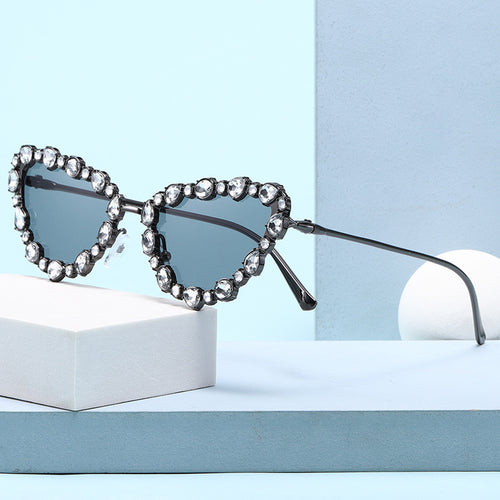 Damen Herzförmige Designer-Sonnenbrille mit glamourösem Kristallrahmen Karnz