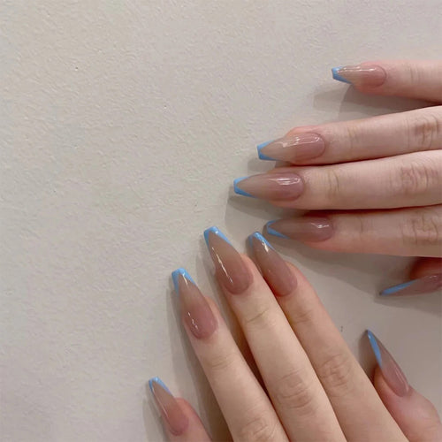 Kunstvolle Stiletto-Nägel mit Ombre-Design Karnz