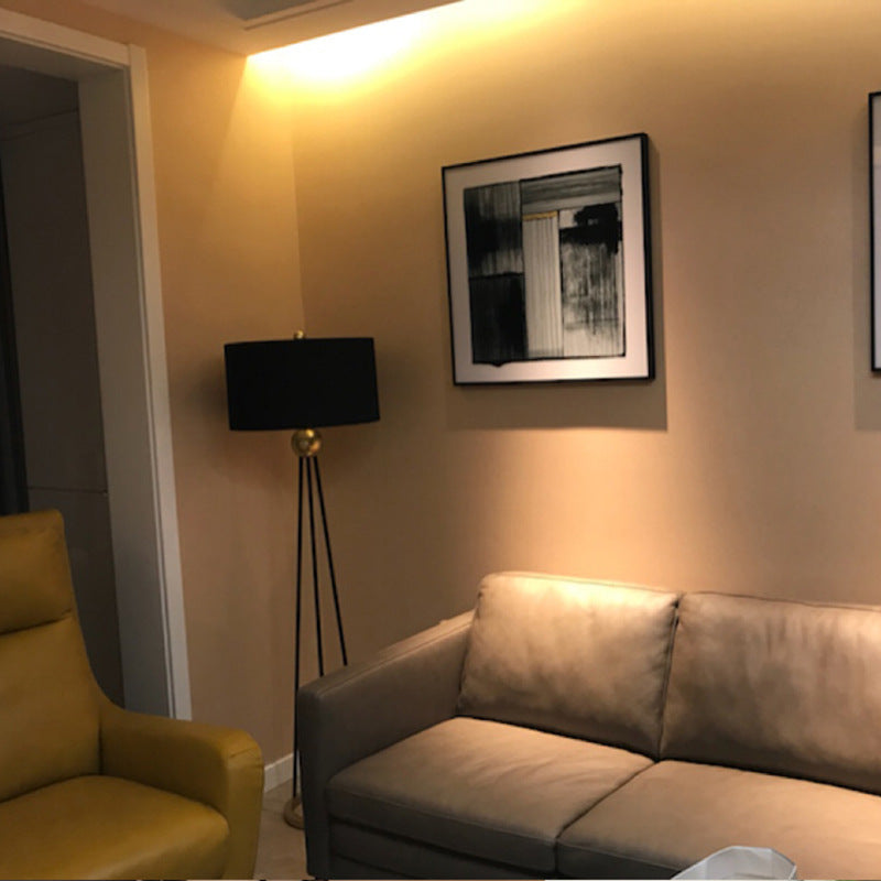 Zeitgenössische Stehlampe mit elegantem Schirm